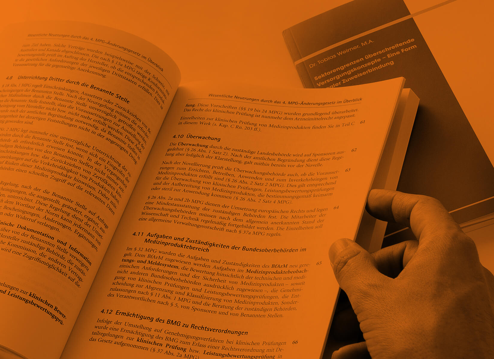 Ein Buch in der Kanzlei, dass gelesen wird